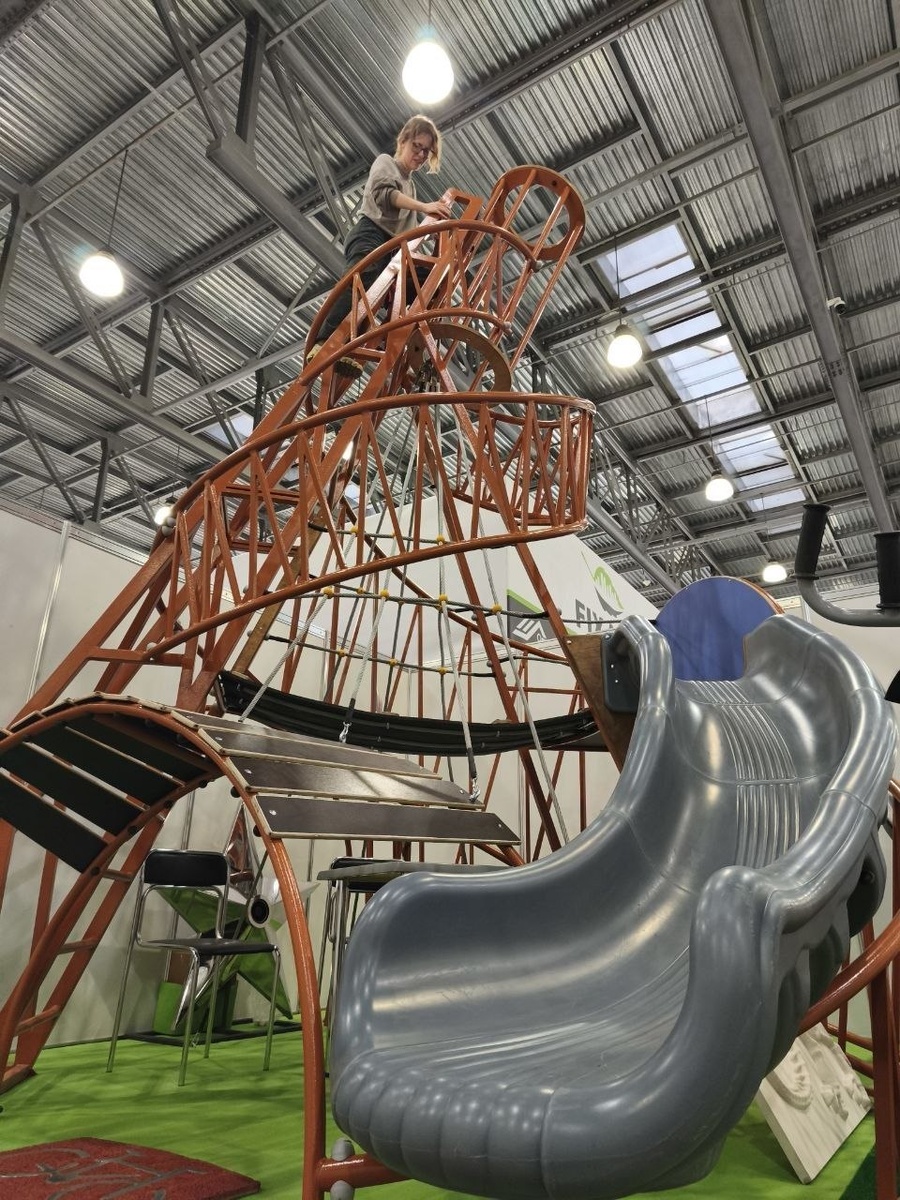 Детская площадка «Башня Татлина» на выставке Mosbuild 2026