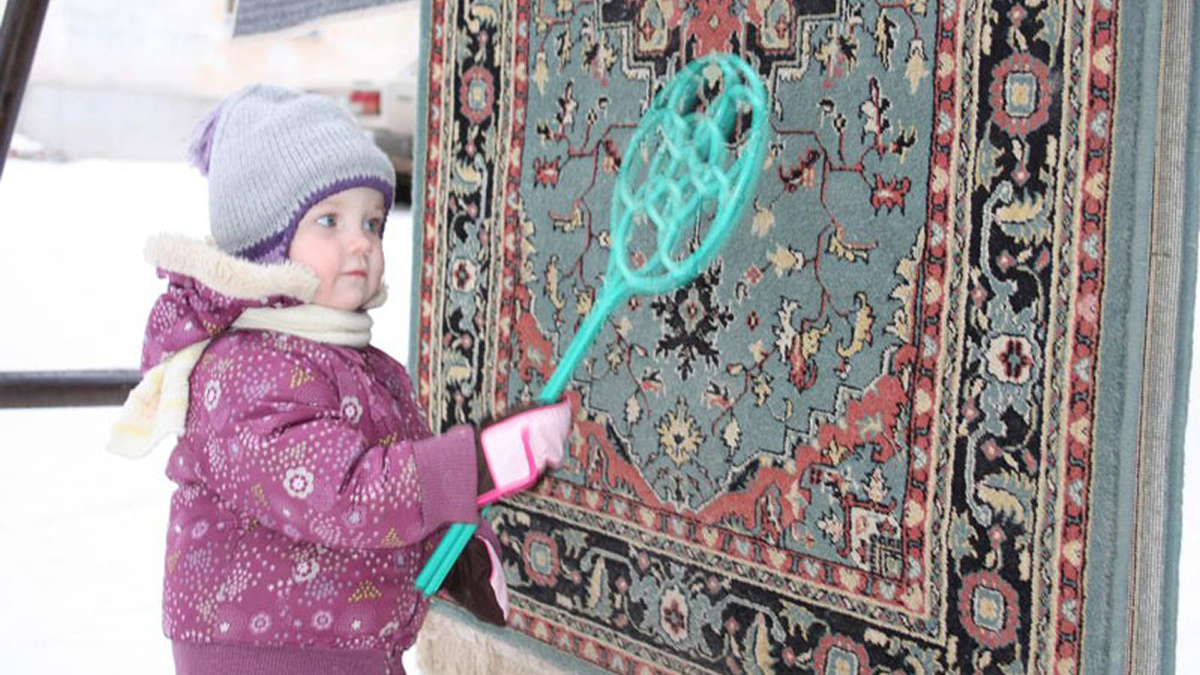 За выбивание ковров во дворе также могут оштрафовать — до 5 тысяч рублей