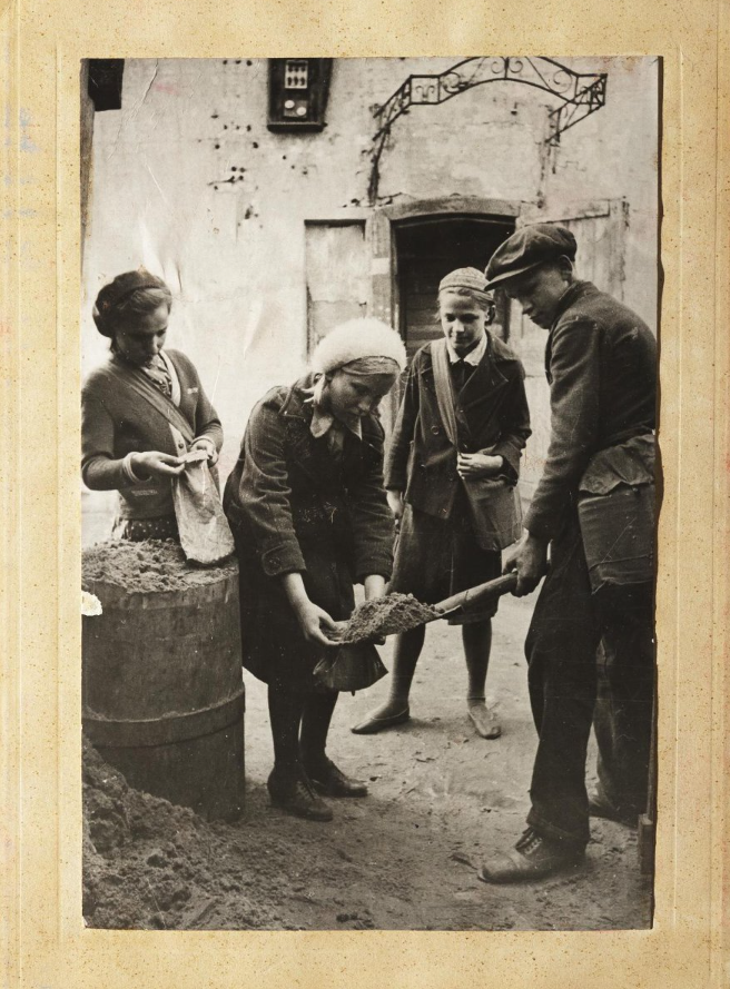 Фоторепродукция. Обучение тушению зажигательных бомб. 1941 г. ГИМ