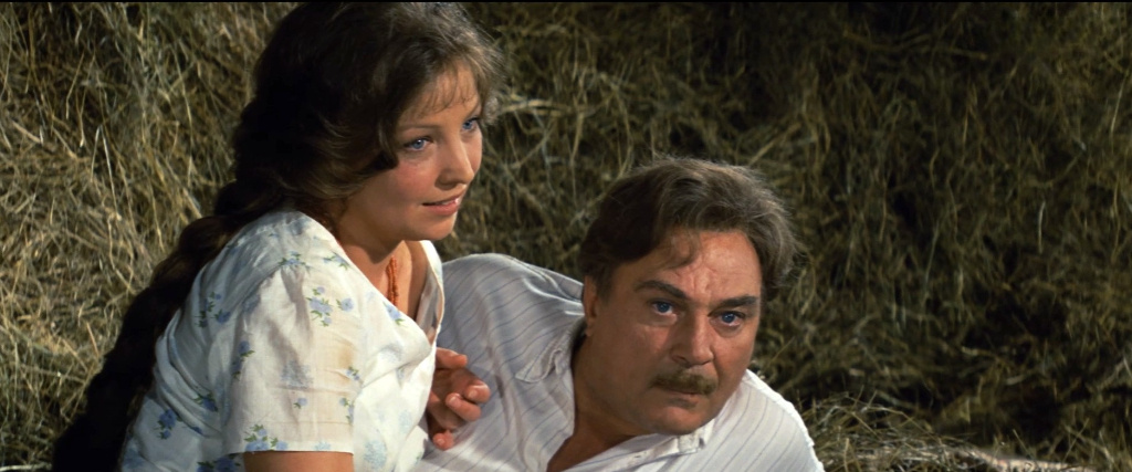 Ольга Остроумова (Маня Поливанова) и Евгений Матвеев (Захар Дерюгин). Кадр из кинофильма "Любовь земная", 1974 г., режиссер Евгений Матвеев, сценаристы Евгений Матвеев, Валентин Черных, Петр Проскурин, композитор Евгений Птичкин (скриншот)