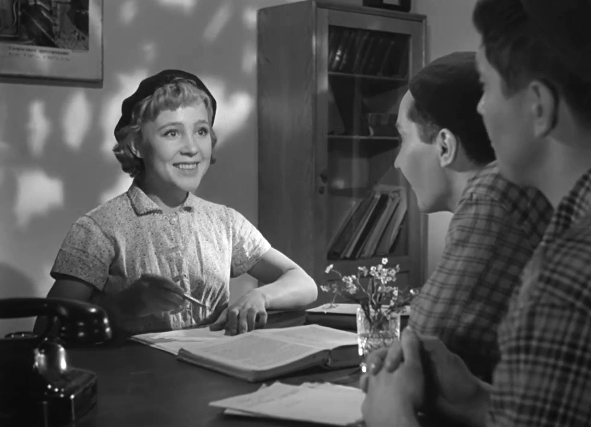 Надежда Румянцева (Надя Берестова), Юрий Белов (Грачкин), Алексей Кожевников (Громобоев). Кадр из кинофильма "Неподдающиеся", 1959 г., режиссер Юрий Чулюкин, сценарист Татьяна Сытина, композиторы Кирилл Молчанов, Антонио Спадавеккиа (скриншот)