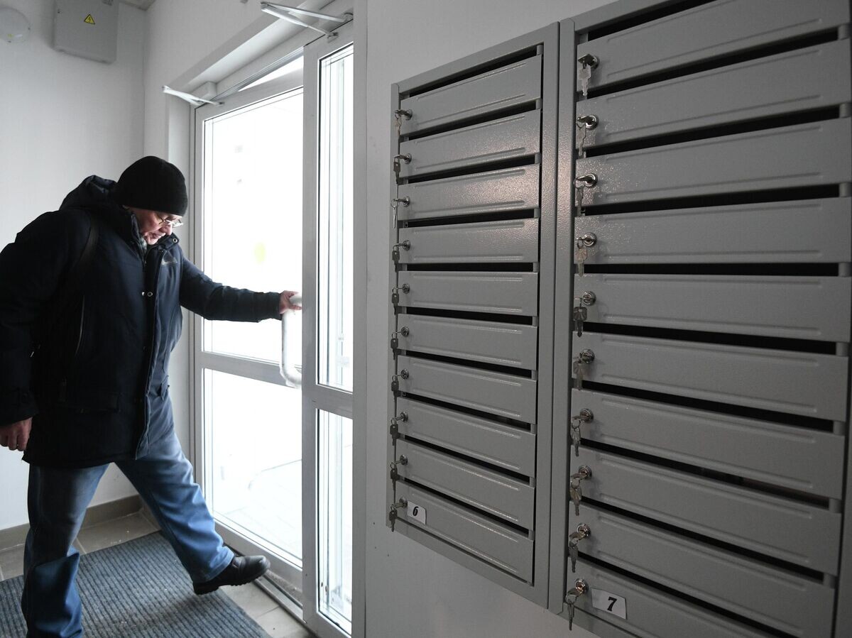    Мужчина поднимается в свою новую квартиру | © РИА Новости / Александр Кряжев