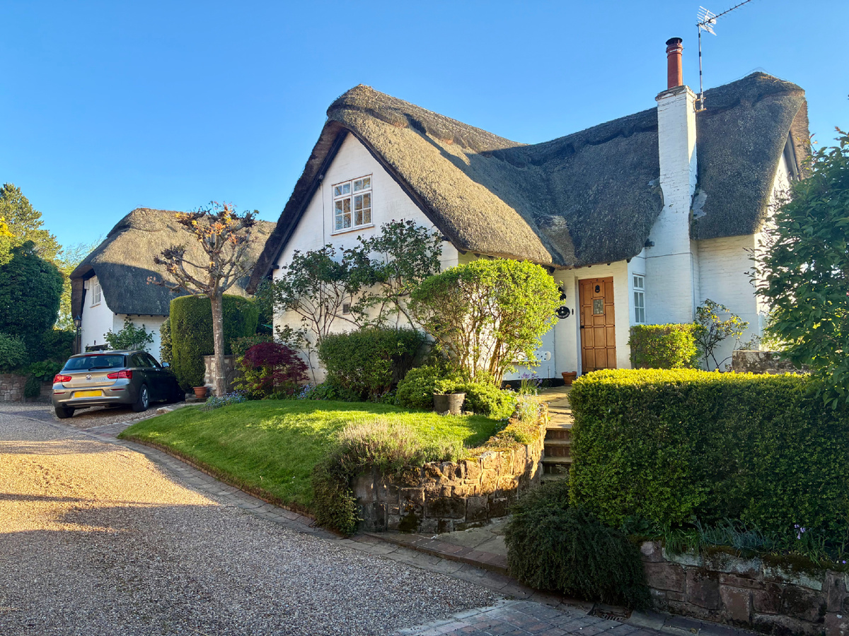 Тот самый «Dark, patchy and damp» во всей красе. А снаружи - ожившая сказка из Кенилворта. Фото из личного архива