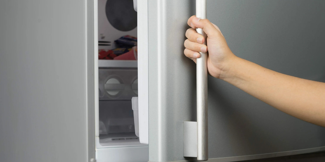 Тревожный писк на кухне: можно ли и как отключить звуковой сигнал открытой двери холодильника?