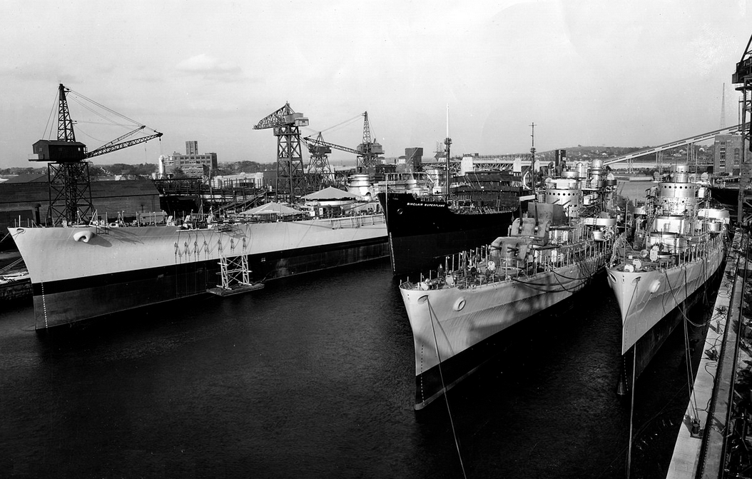 Линкор "Массачусетс" и два крейсера в достройке на верфи Фор Ривер Шипярд, 1941 год