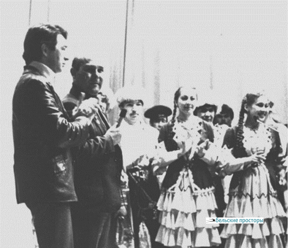 Ф. Камаев (слева) и С. Давлетбаев на просмотре номеров для «Праздника тальянки» (1985)