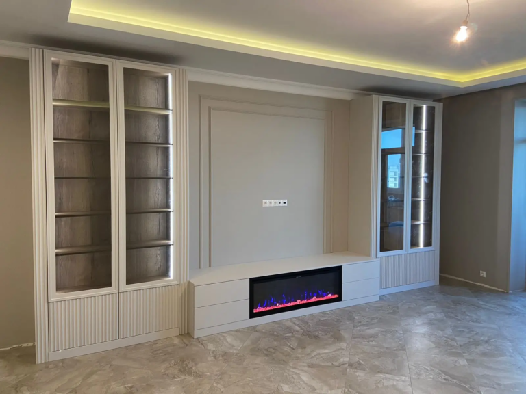 Зона ТВ в стиле неоклассика — изготовлена Студией мебели «Спектр».