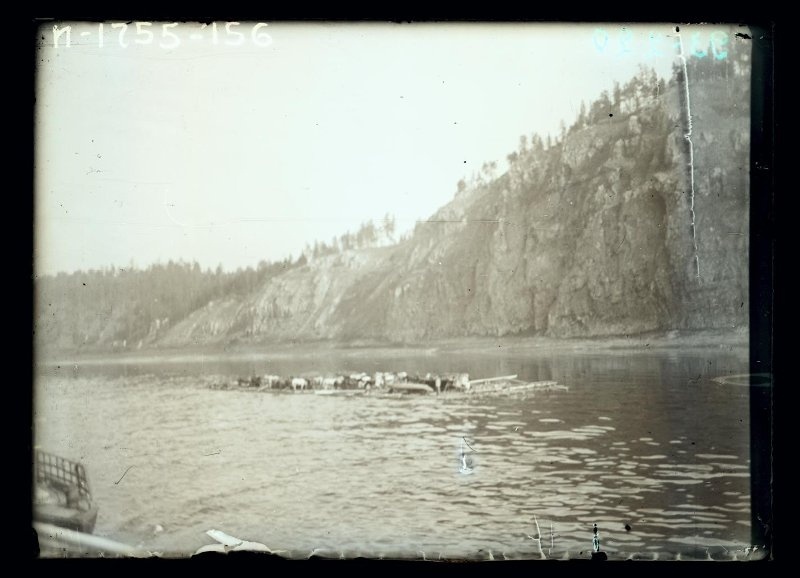 На фото: Негатив на стеклянном носителе. Плот с переселенцами на реке Лене.
Период создания: не позднее 1934. Местонахождение Федеральное государственное бюджетное учреждение науки Музей антропологии и этнографии им. Петра Великого (Кунсткамера) Российской академии наук. 