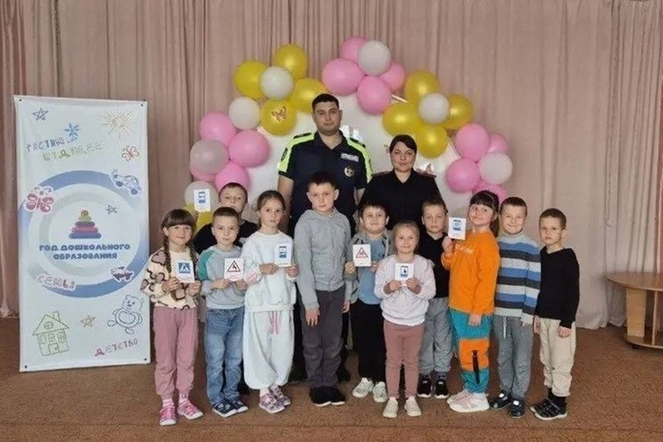    В Геническом округе Херсонской области сотрудники Госавтоинспекции организовали профилактический урок для воспитанников ясли-сада «Колосок». Фото: ГУ МВД России по Херсонской области