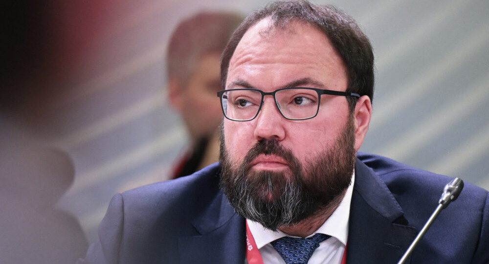 В Госдуме обратились к Шадаеву из-за планов по контролю за смартфонами россиян