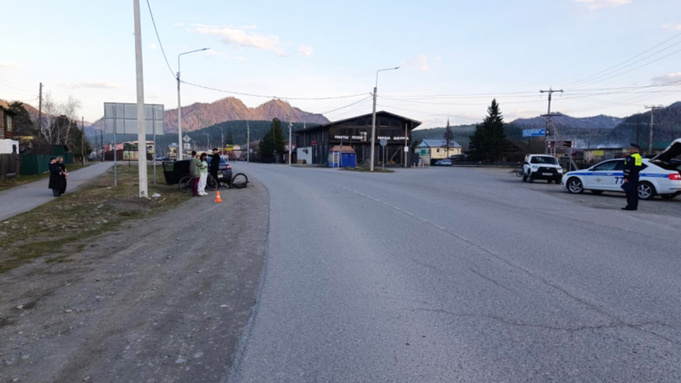На Алтае при столкновении с авто пострадали два велосипедиста