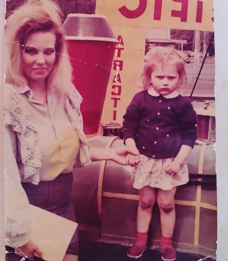 Будущая актриса в детстве с мамой