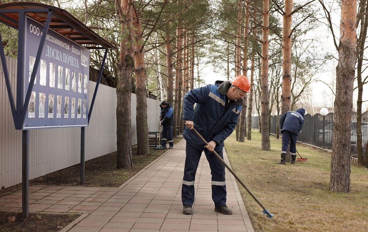 Субботник  на алеее "Трудовых династий" КХМ-ВОЛГА.