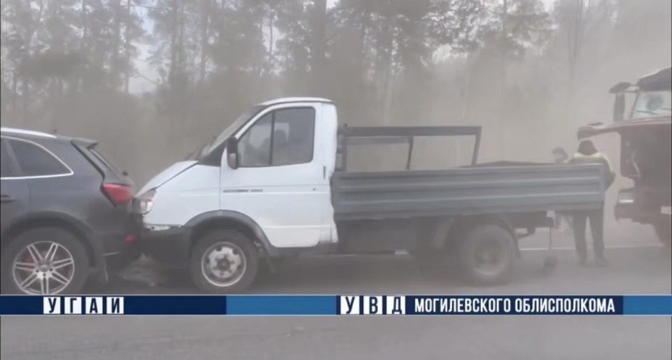    ГАИ показала видео ДТП с пятью авто из-за пылевого облака на трассе Могилев – Бобруйск. Фото: скриншот с видео УВД Могилевского облисполкома