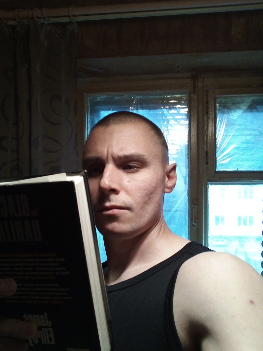 И не фиг ржать, мне удалось поймать нуарный вайб, ещё чуть-чуть и начал бы слушать джаз по ночам (соседей спасло только то, что книга раньше закончилась)