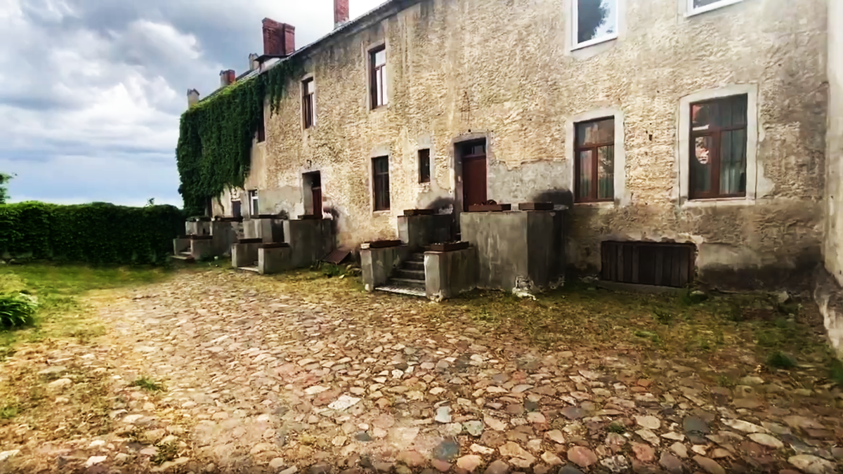 Ощутите атмосферу старого Инстербурга: прогулка по мощеному двору замка Георгенбург в Черняховске. Фотографии аутентичной архитектуры и полезные советы для путешественников по Калининградской области.
