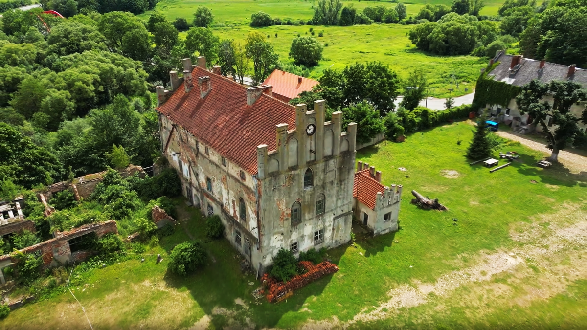 Детальный вид на архитектуру замка Георгенбург в Черняховске. История рыцарского замка Тевтонского ордена, фото с высоты и полезная информация для туристов, путешествующих по Калининградской области.
