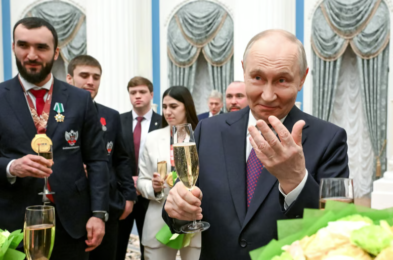 Владимир Путин на встрече с представителями Федерации бокса России: экономика страны переживает трудности © via REUTERS