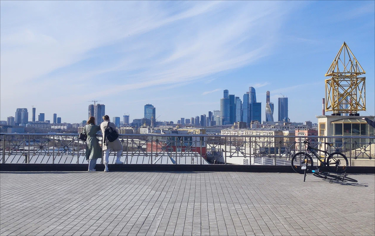 Фото отсюда: https://yandex.ru/maps/213/moscow/?l=sat%2Cskl&ll=37.575725%2C55.714024&mode=poi&poi%5Bpoint%5D=37.577220%2C55.712452&poi%5Buri%5D=ymapsbm1%3A%2F%2Forg%3Foid%3D1585645133&z=15