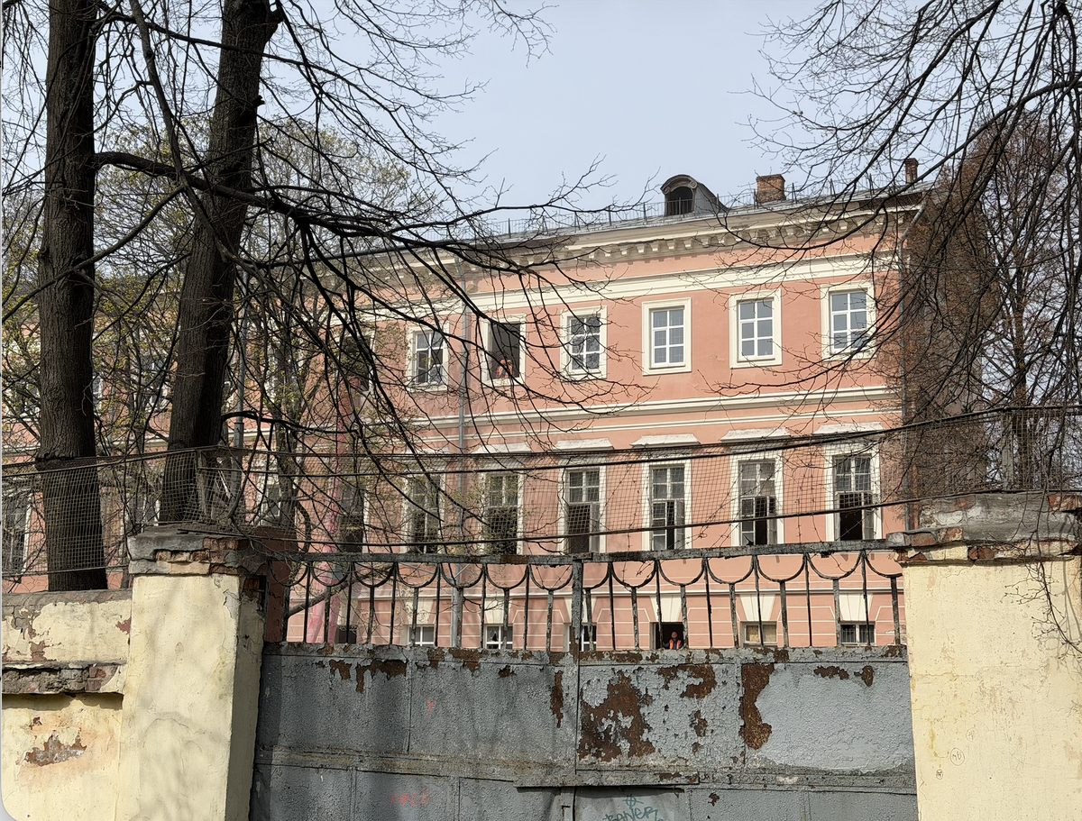 Рабочие уже работают на объекте. Фото автора