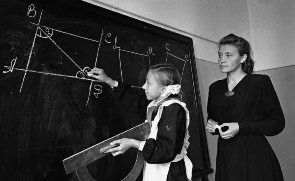 На уроке черчения в школе № 113, 1949 год