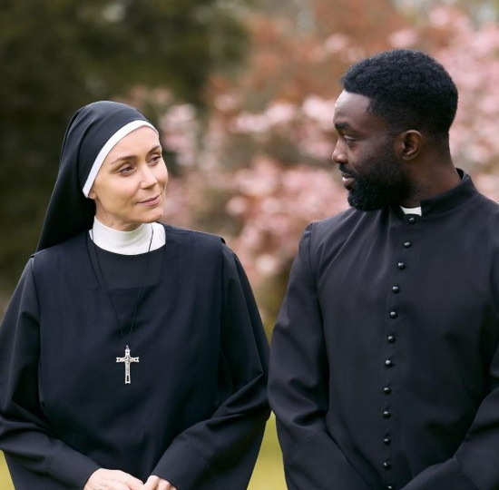 Кили Хоуз и Паапа Эссиеду сыграли влюбленных монашку и священника в сериале «Падение»