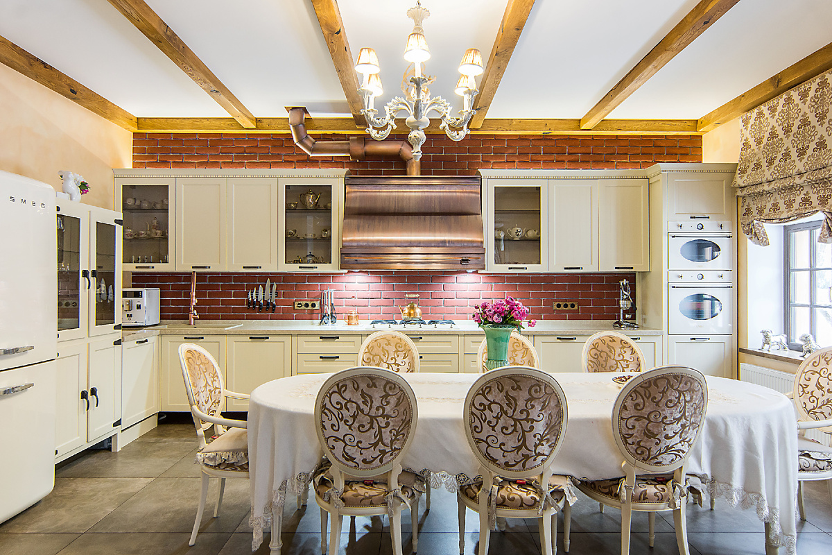 Если вы хотите создать пространство нового уровня, и отказываетесь от использования классики в интерьере, обратите внимание на гарнитур Бари. Эти модули отлично впишутся в уже имеющуюся или только формируемую обстановку ультра-модного стиля лофт.

Кухня Бари выделяется полным отсутствием ненужных деталей. Каждый элемент продуман и направлен на то, чтобы облегчать и делать приятным процесс приготовления блюд. Некоторые дизайнерские решения данных фасадов можно назвать неординарными. Однако они находят положительный отклик у тех наших заказчиков, которые хотят рисковать и предпочитают обдуманные эксперименты.

Промышленный гламур, в стиле которого разрабатывался дизайн Бари, без сомнений, рискован. Но свои практические преимущества у него есть.