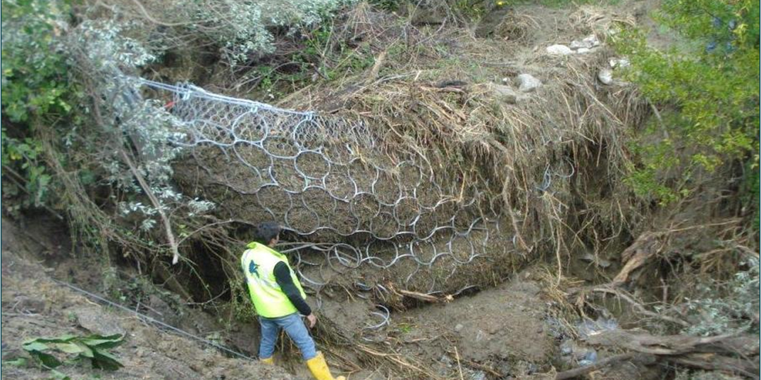 Почему селевые потоки не останавливают стенами: как их на самом деле сдерживают инженеры