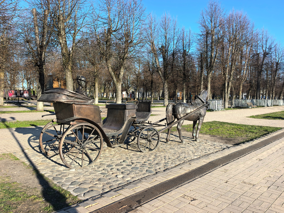 Старая Русса, место бывших торговых рядов. Карета - жанровая скульптура