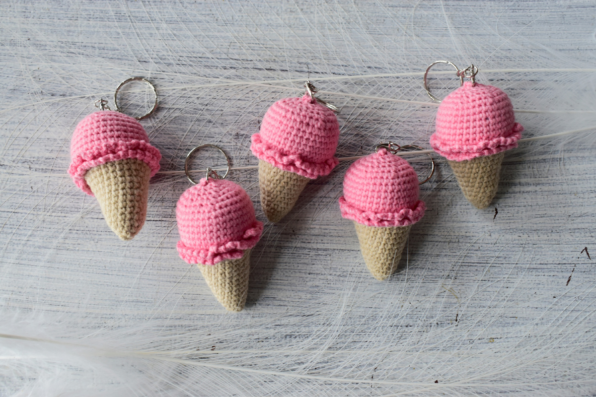 Вязаный крючком сувенир брелок-морошеное своими руками