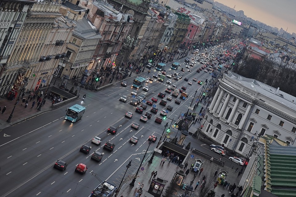    Невский проспект встал в пробку вечером 23 апреля. Алексей БУЛАТОВ