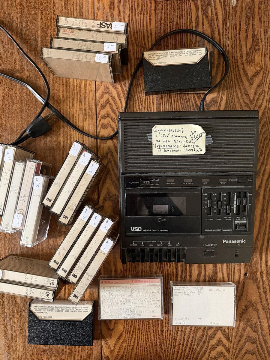 пресс-служба музея «Полторы комнаты»📷Тот самый магнитофон и кассеты с записями разговоров Бродского и Волкова