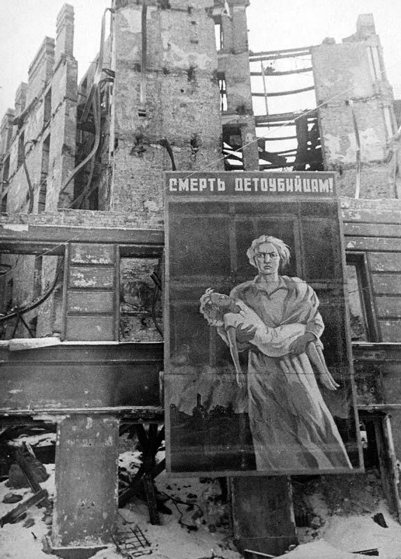 Считается, что за весь период блокады Ленинграда погибло от 600 тысяч до 1,5 миллиона человек, и значительную часть этого числа составляли дети... Одной из самых известных трагедий стала гибель детей на станции Лычково 18 июля 1941 года. Эшелон с эвакуированными ленинградскими детьми (около 2000 человек) подвергся бомбардировке немецкой авиации...