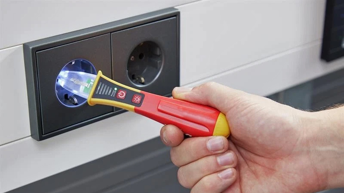 Почему индикаторная отвертка светится в руке, а вы до сих пор живы