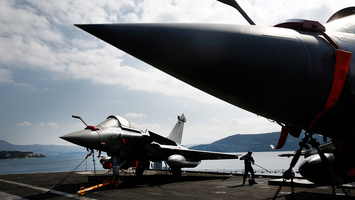   Yannis Kolesidis / EPA / TASS- Французские истребители Rafale