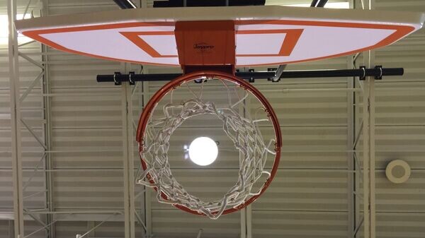    CC BY-SA 2.0 / Alves Family / Light Touch at Basketball