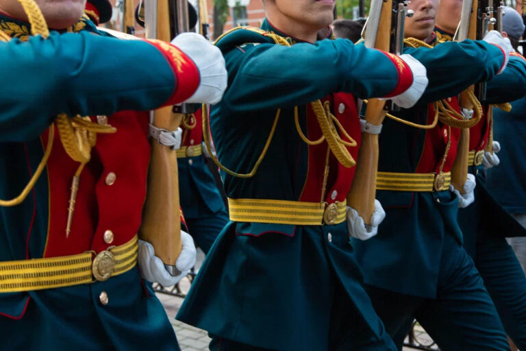 На Красной площади начали монтировать трибуны к параду Победы