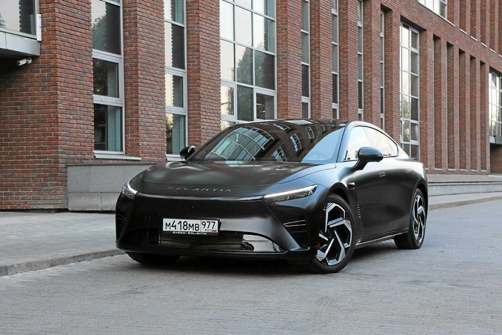 У
 ES рекордно низкий коэффициент лобового сопротивления — всего 0,23. А 
еще в дизайне седана нет никаких остромодных фишек, поэтому есть 
вероятность, что быстро его внешность не устареет.