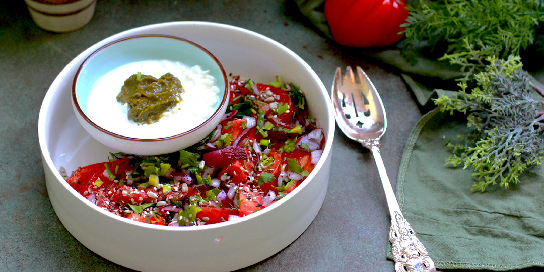 Овощной салат с заправкой из зерненного творога в сливках и соусом песто