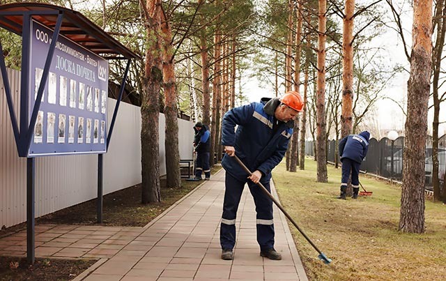 На фото: Сотрудники «КХМ-Волга» участвуют в международной акции «Сад памяти»