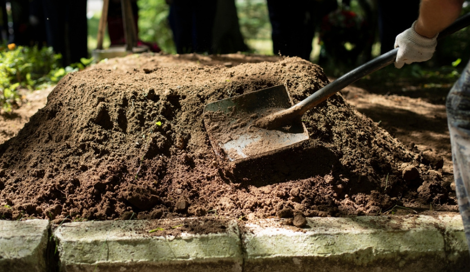 Лжецелительница из Красноярска убедила клиентку закопать 265 тыс. рублей