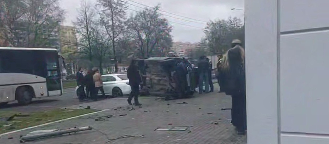 Подростки на каршеринге сбили троих человек, пытаясь уйти от погони ДПС в Москве