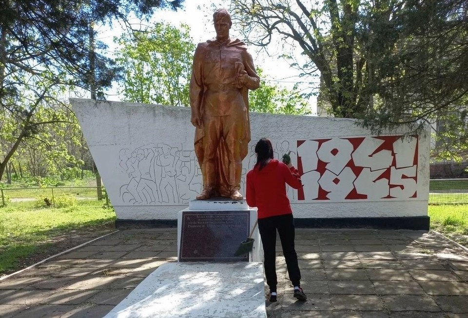    Около мемориала собрали листву и мусор. Фото - администрация Мелитополя