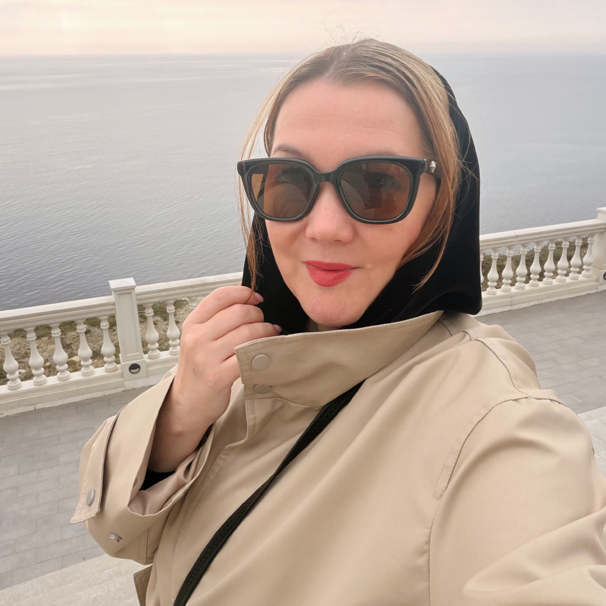 Привет, я Оксана. В марте 2024 года мы переехали из Перми в Анапу. Мы семья медиков. Муж работает на скорой, я занимаюсь детьми (их у нас трое)  и веду блоги в социальных сетях. Подписывайтесь и следите за жизнью многодетной семьи на берегу Черного моря.