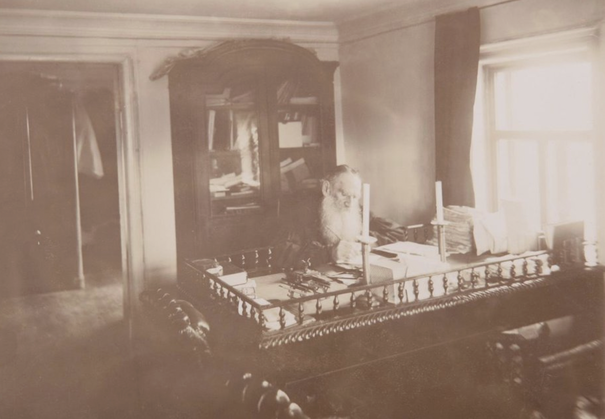 Л. Н. Толстой за работой в кабинете московского дома. 1898. Москва, Госсударственный музей-заповедник Л.Н. Толстого
