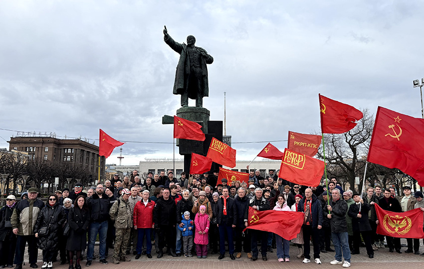 По всей стране люди шли к Ильичу…