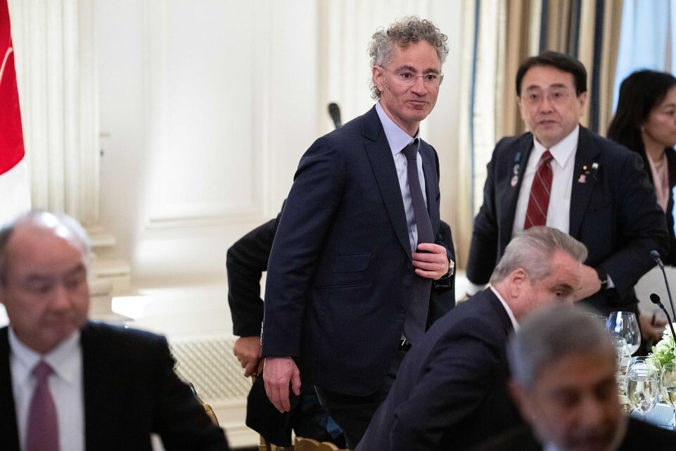    гендиректор Palantir Technologies Алекс Карп (в центре) / Aaron Schwartz — Pool via CNP/Keystone Press Agency / www.globallookpress.com