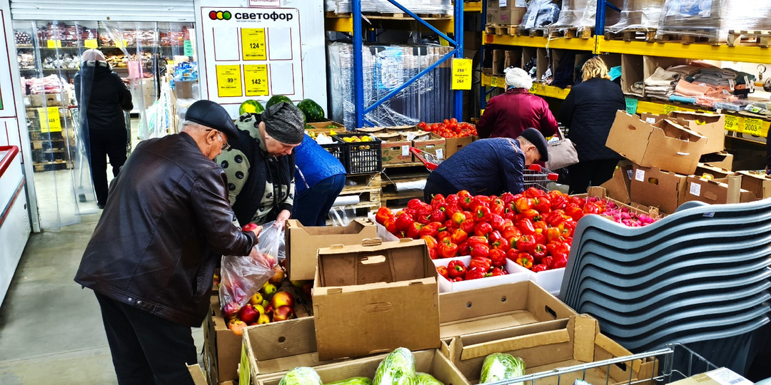 Каждый день новинки, Светофор не может остановиться. Привезли жаровни, шланги и стулья венские. Выбираю питахайю, манго и салат из вешенок.