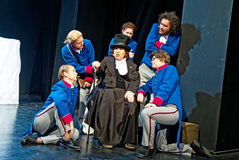    Елена Камбурова сыграла в новом спектакле дядьку, усатого няня Фому, который следит, чтобы лицеисты не слишком балагурили. / Театр музыки и поэзии под руководством Елены Камбуровой