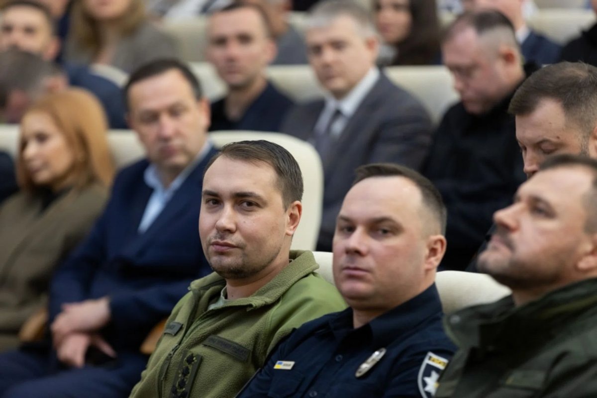     Буданов (на фото посередине, внесен в список экстремистов и террористов), заявил, что у Киева есть решение по Донбассу, которое удовлетворит украинцев